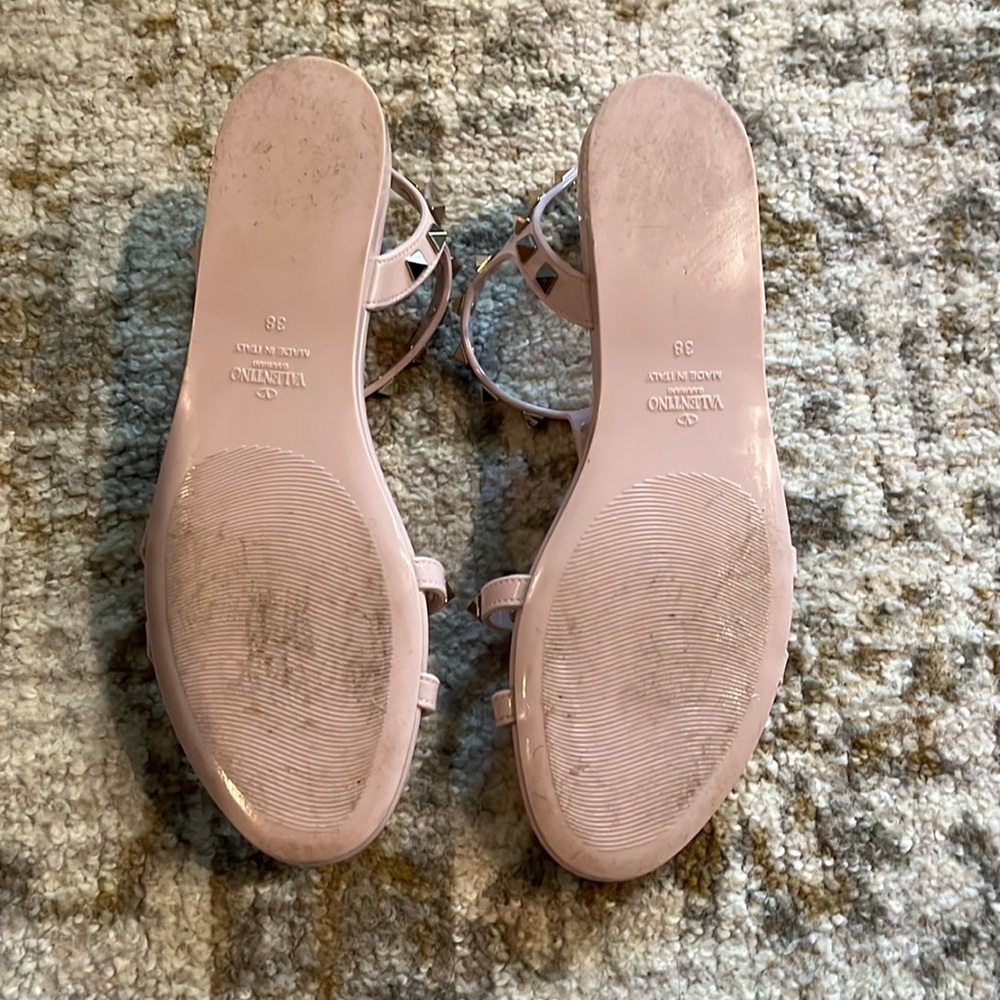 Valentino Garavani ROCKSTUD FLAT RUBBER SANDAL - Picture 7 of 7